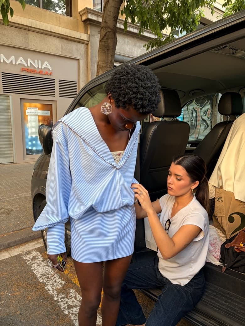 Estilismo en plena calle, ajustando el look