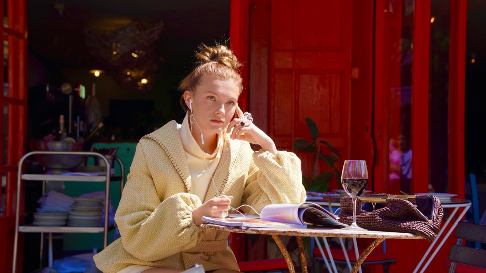 Sesión de moda en un café de Barcelona