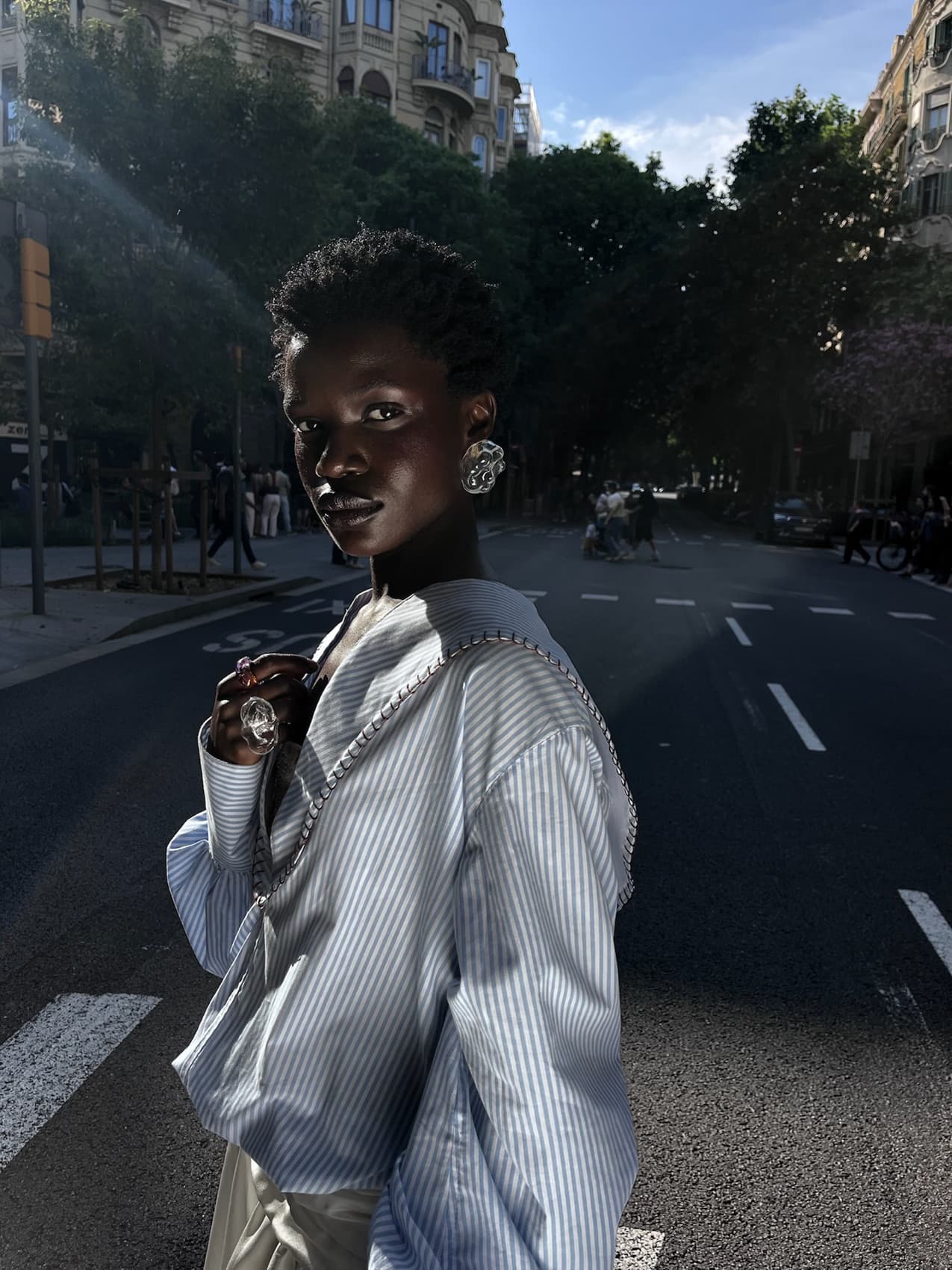 Modelo en una sesión de moda en una calle de Barcelona